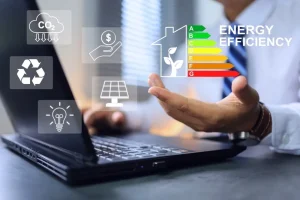 Profesional con ordenador portátil e iconos digitales de eficiencia energética, reciclaje, paneles solares y reducción de CO2.